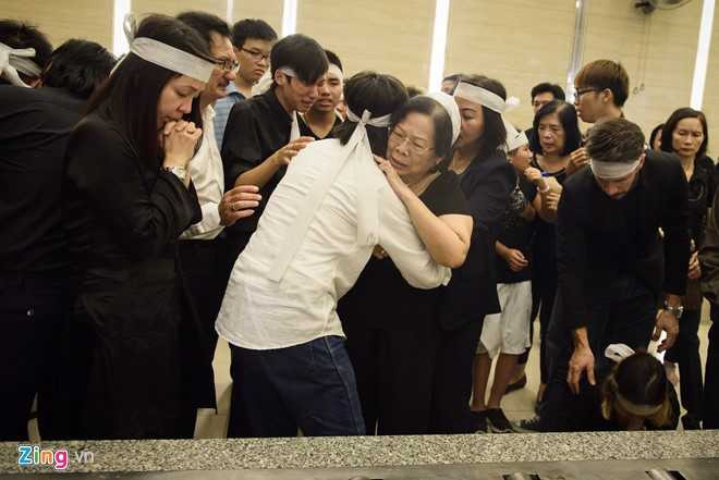 Nhạc sỹ Nguyễn Quang vội vàng ôm lấy mẹ vỗ về