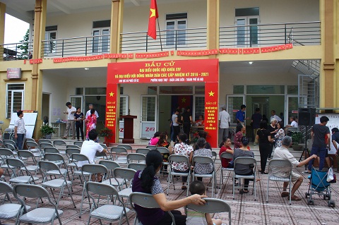 Điểm bầu cử số 02 phường Ngọc Thủy (Long Biên, Hà Nội) được gọi là điểm bầu cử đặc biệt bởi có gần 60 cử tri vô gia cư ở xóm nổi sông Hồng đi bỏ phiếu.