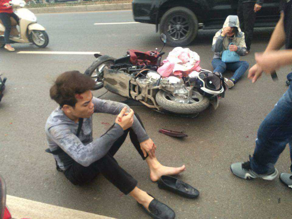 Sau cú va chạm, 2 nạn nhân văng xuống đường, cô gái bất tỉnh nhân sự. 
