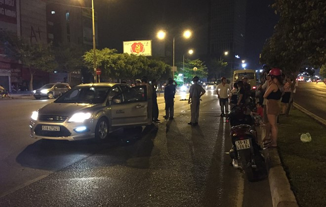 Chiếc ôtô bị xe khách tông trúng. Ảnh Zing