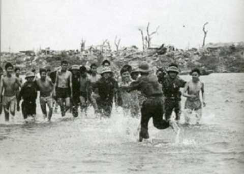 Cảnh trao trả tù binh bên bờ sông Thạch Hãn