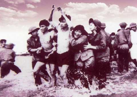 Các tù binh trở về trong vòng tay đồng đội Ảnh tư liệu