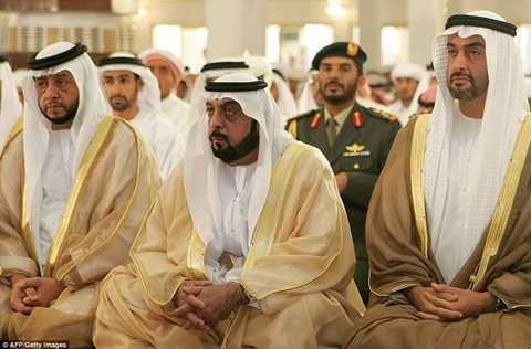 Sheikh Khalifa bin Zayed bin Sultan Al Nahyan - Tổng thống của Các Tiểu Vương quốc Ả Rập thống nhất - một trong những nhân vật giàu nhất thế giới cũng xuất hiện trong danh sách Sheikh Khalifa bin Zayed bin Sultan Al Nahyan - Tổng thống của Các Tiểu Vương quốc Ả Rập thống nhất - một trong những nhân vật giàu nhất thế giới cũng xuất hiện trong danh sách