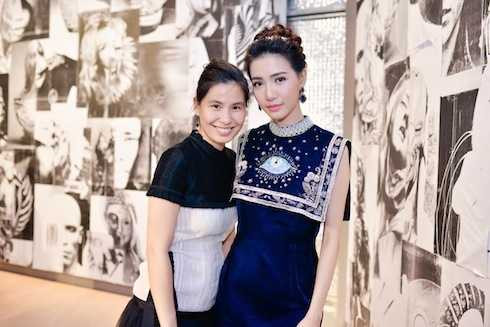 MC Mỹ Linh đến chúc mừng thành công của NTK Thuỷ Nguyễn.