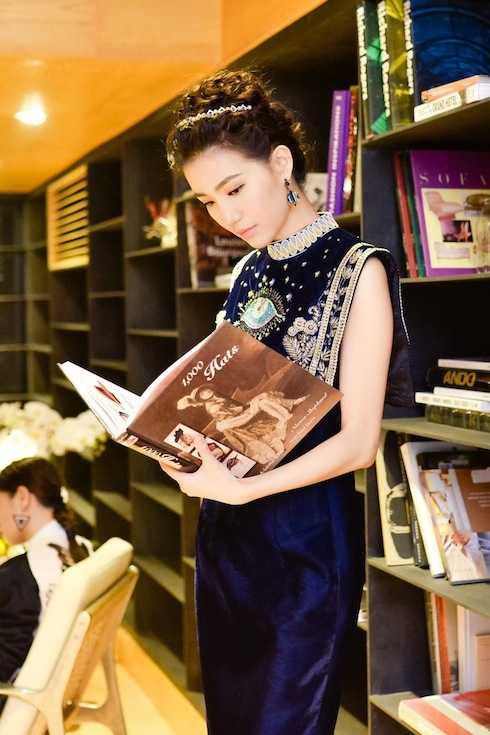 Cô thích thú với khu vực thư viện nghệ thuật đương đại.