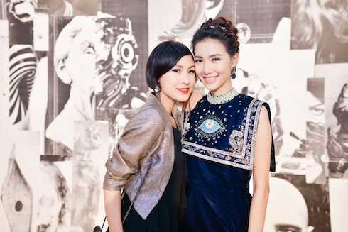 Hai người đẹp vui vẻ trò chuyện.