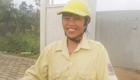 Chị Lê Thị Sự vui mừng khi chính thức được ký hợp đồng