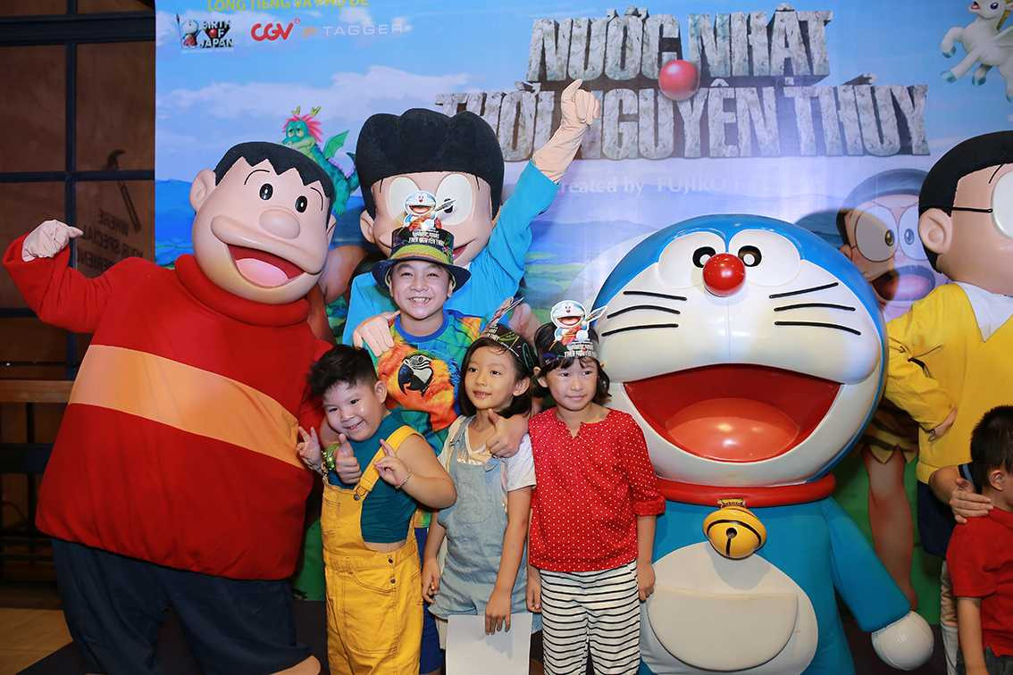 Diễn viên Gia Bảo đưa vợ con trở về tuổi thơ cùng Doraemon
