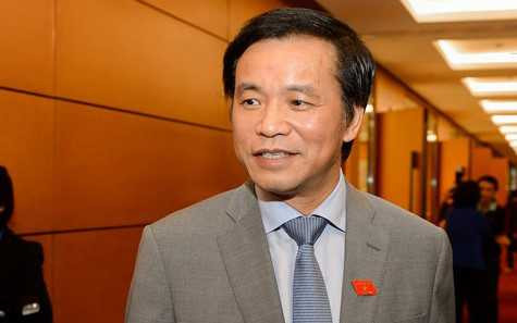 Ông Nguyễn Hạnh Phúc trao đổi với báo chí bên hành lang Quốc hội