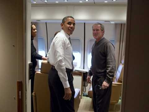 (VTC News) - Chuyến bay tới Nam Phi tham dự lễ tưởng niệm cố lãnh đạo Nelson Mandela là hiếm hoi các đời tổng thống và các đệ nhất cùng có mặt trên một chiếc chuyên cơ Air Force One được mệnh danh là “Nhà Trắng bay” của nước Mỹ. 