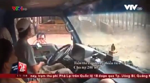 Cán bộ nhận tiền mãi lộ của tài xế chở gỗ lậu trong phóng sự
