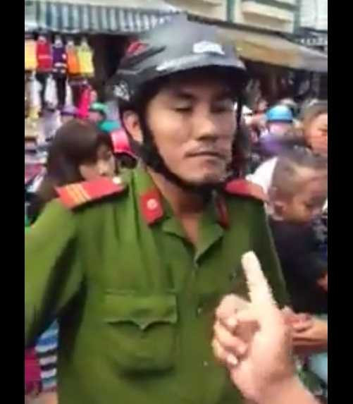 Đình chỉ thượng sỹ công an dùng võ quật ngã người bán hàng rong