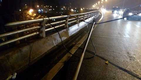 Cây cột điện đường làm bằng tre bất ngờ đổ xuống. Ảnh: otofun - Nguyễn Đông Cây cột điện đường làm bằng tre bất ngờ đổ xuống. Ảnh: otofun - Nguyễn Đông