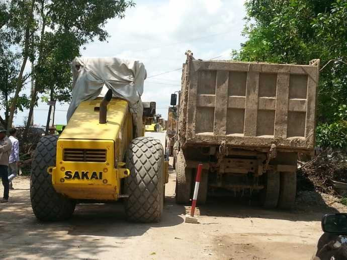 Sau khi các phương tiện của Công ty Phương Anh rời đi, đoàn xe công vụ của Tổng cục Đường bộ đã được giải phóng