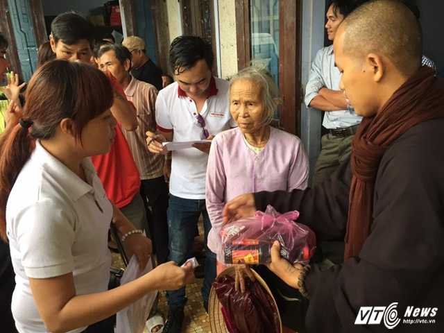 Trao quà cho gia đình khó khăn ở xã Quảng Công (huyện Quảng Điền, tỉnh Thừa Thiên - Huế).