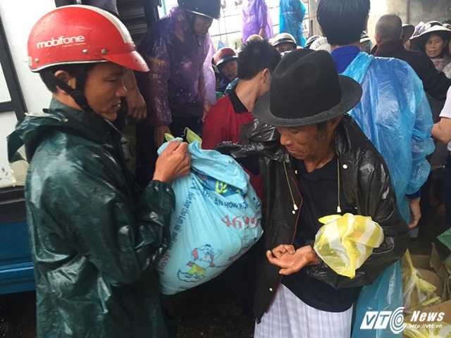 Một ngư dân nhận gạo từ nhóm từ thiện. 