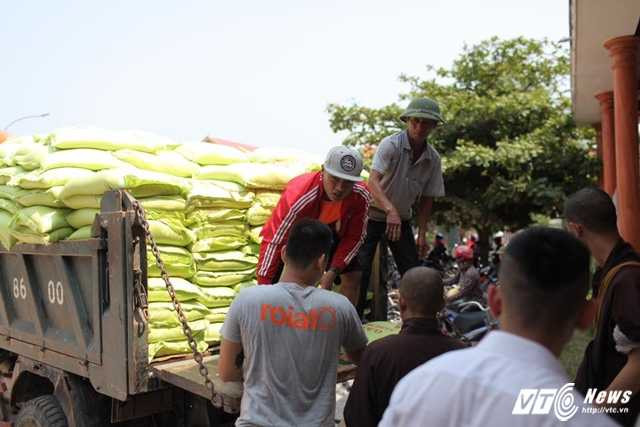 Vận chuyển gạo để phát cho ngư dân Quảng Bình.