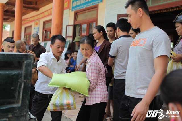 Phát gạo cho bà con Quảng Bình.