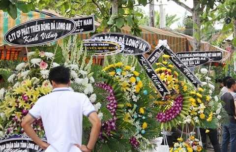 HLV Hữu Thắng gửi vòng hoa đến tang lễ của Phước Thọ