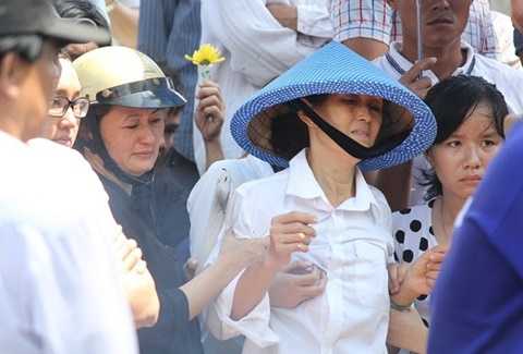 Mẹ Phước Thọ ngất xỉu tại lễ an táng của con trai 