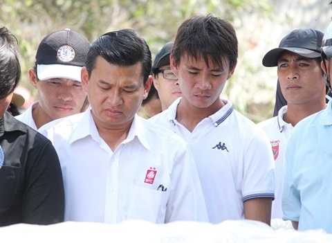 Lãnh đạo và các đồng đội cùng đến chia buồn với gia đình