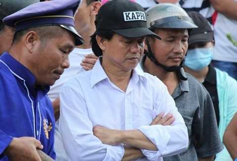 Ba cầu thủ trẻ thất thần nhìn mọi người làm thủ tục an táng cho Phước Thọ
