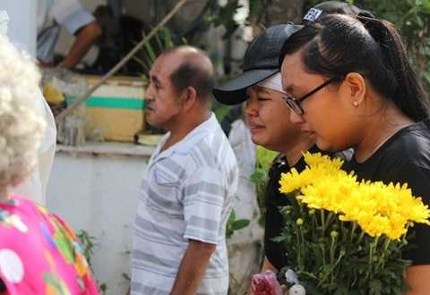 Em gái (đội nón) đau đớn trước sự ra đi đột ngột của anh trai