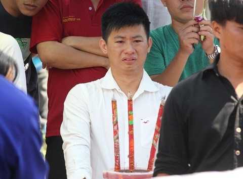 Anh trai Phước Thọ khóc nấc tại lễ an táng 