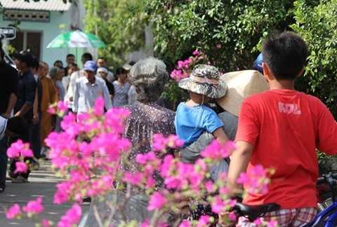 Người già, trẻ nhỏ khu Phước Thọ sống đều đến chia buồn cùng gia đình