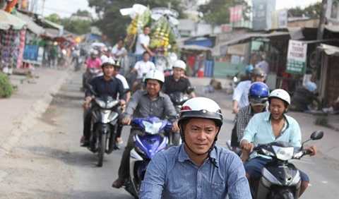 Dòng người đưa tiễn Phước Thọ kín một con đường 