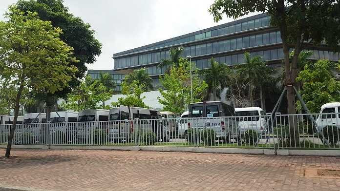 Phía bên ngoài khách sạn 5 sao được cho là nơi Tổng thống Mỹ Barack Obama sẽ nghỉ sau khi hạ cánh xuống sân bay Nội Bài. Dàn <a href='https://vtcnews.vn/oto-xe-may.31.0.html' >ô tô</a> đã đậu kín để tránh sự chú ý của người qua đường.