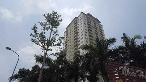 Tòa nhà này đã nhận yêu cầu đóng toàn bộ cửa sổ hướng ra đường trong các thời điểm dự kiến có đoàn xe của Tổng thống Mỹ đi qua. Ảnh: Văn Chung.