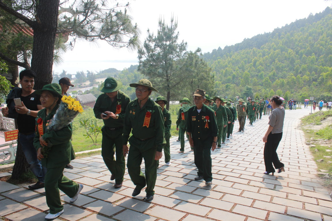 Nhân kỳ nghỉ lễ dòng người đội trời nắng như cháy da, cháy thịt để về Vũng Chùa - Đảo Yến dâng hương lên Đại tướng Võ Nguyên Giáp.