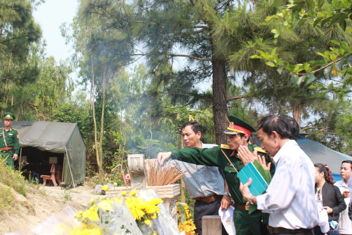 Dâng hương, hoa lên mộ Đại tướng.