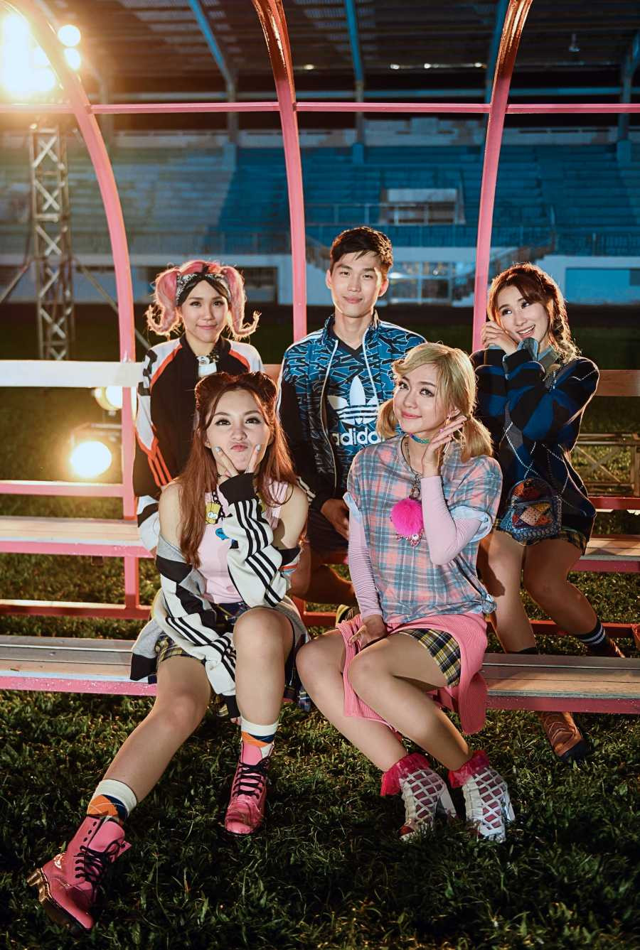 Đông Nhi – Ông Cao Thắng tung 'gà chiến'