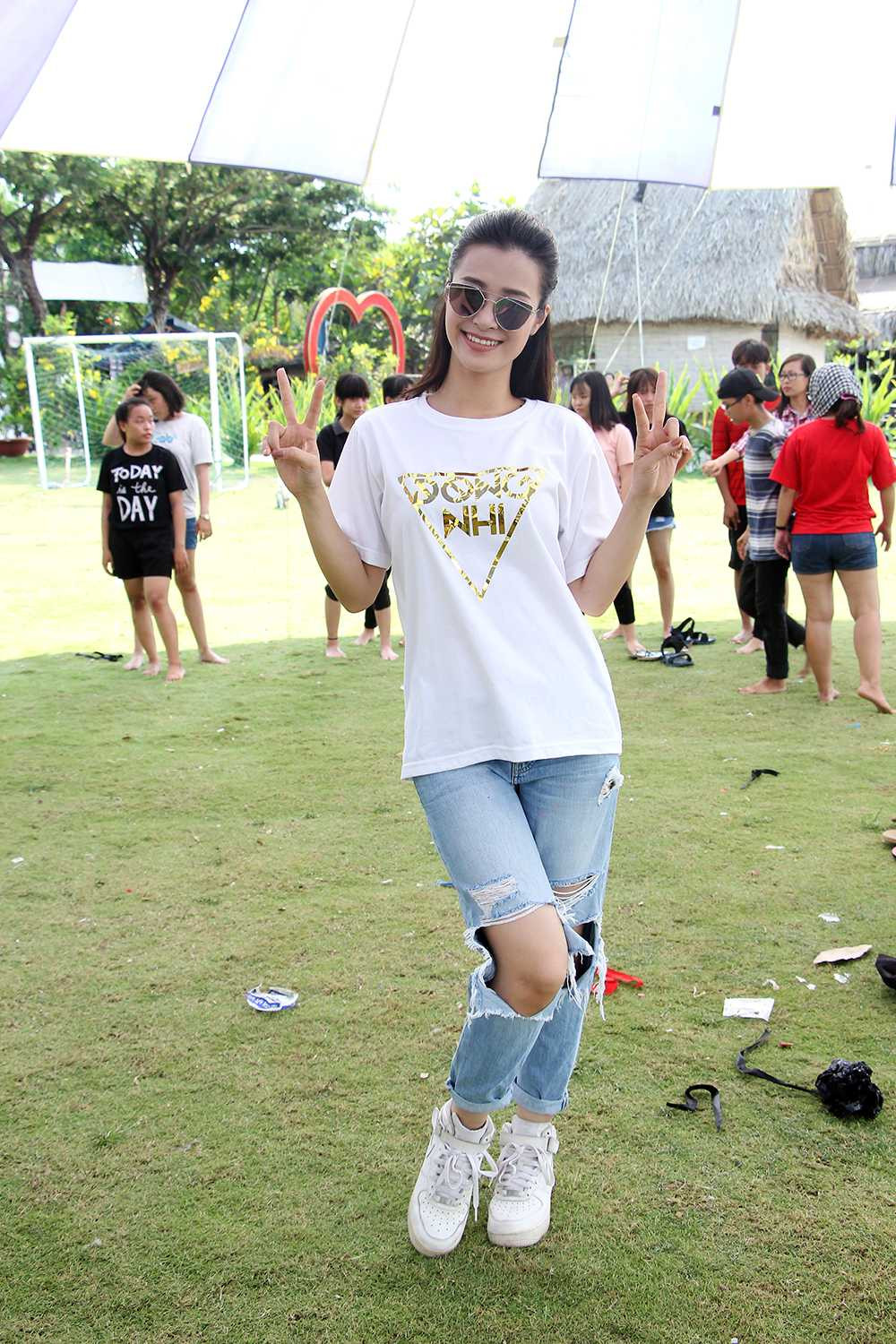 Đông Nhi chơi đùa 'lăn xả' cùng fans ngày nghỉ lễ