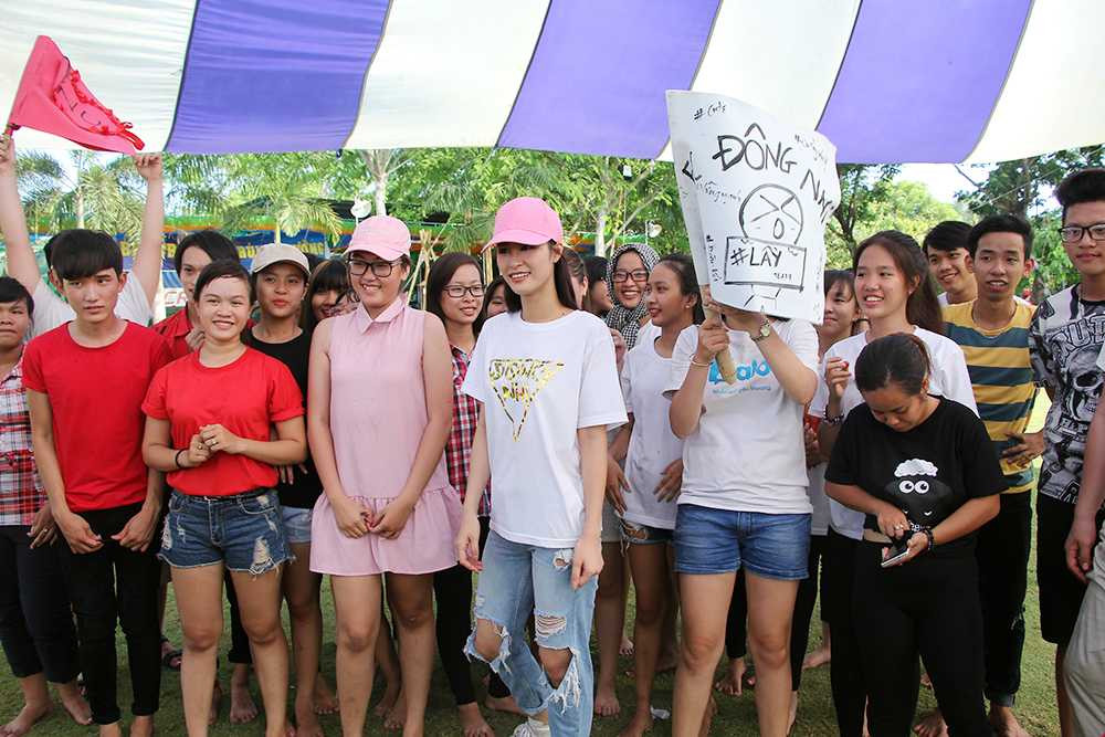 Đông Nhi chơi đùa 'lăn xả' cùng fans ngày nghỉ lễ