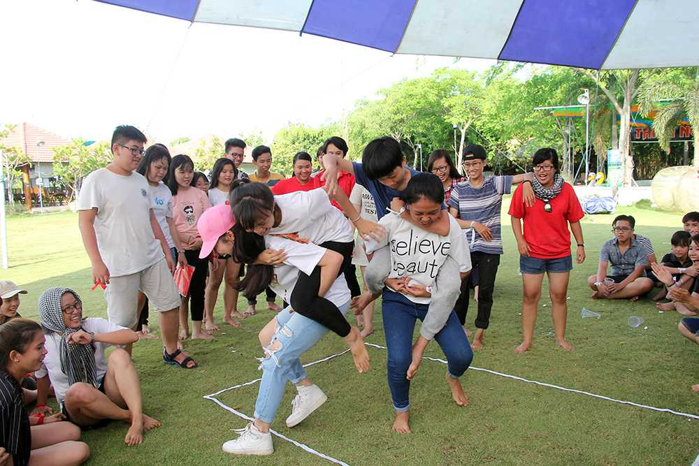 Đông Nhi chơi đùa 'lăn xả' cùng fans ngày nghỉ lễ