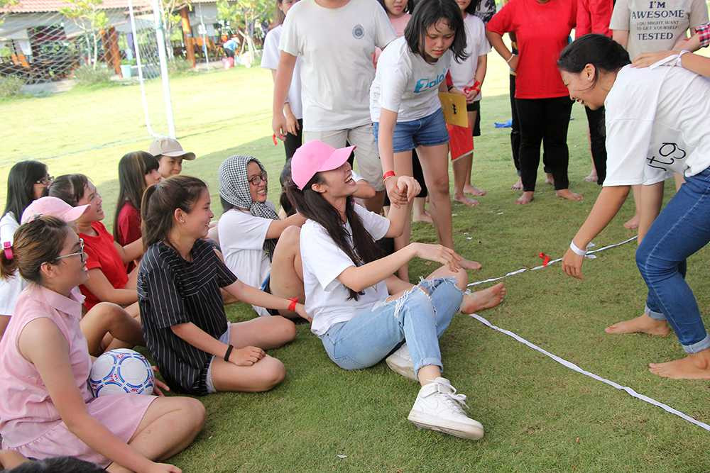Đông Nhi chơi đùa 'lăn xả' cùng fans ngày nghỉ lễ