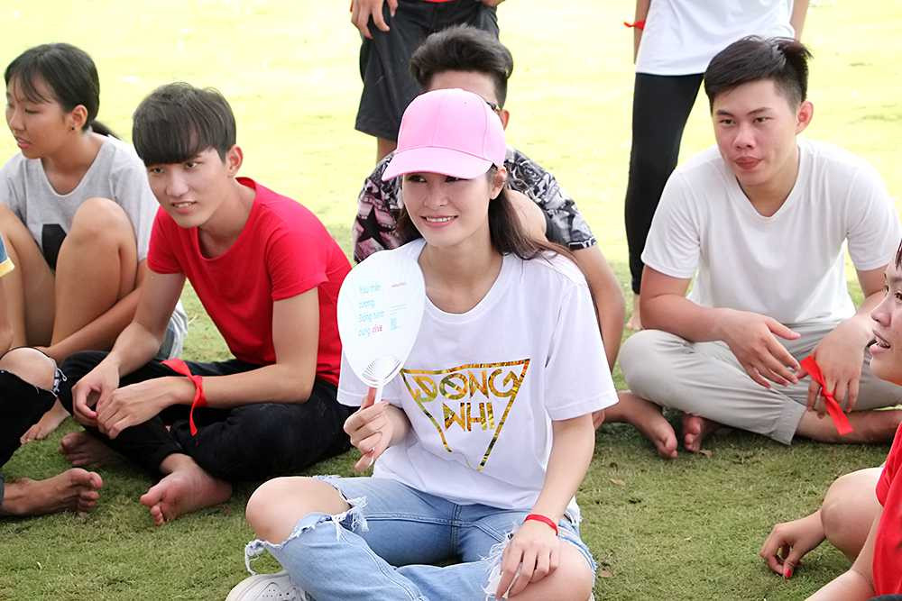 Đông Nhi chơi đùa 'lăn xả' cùng fans ngày nghỉ lễ