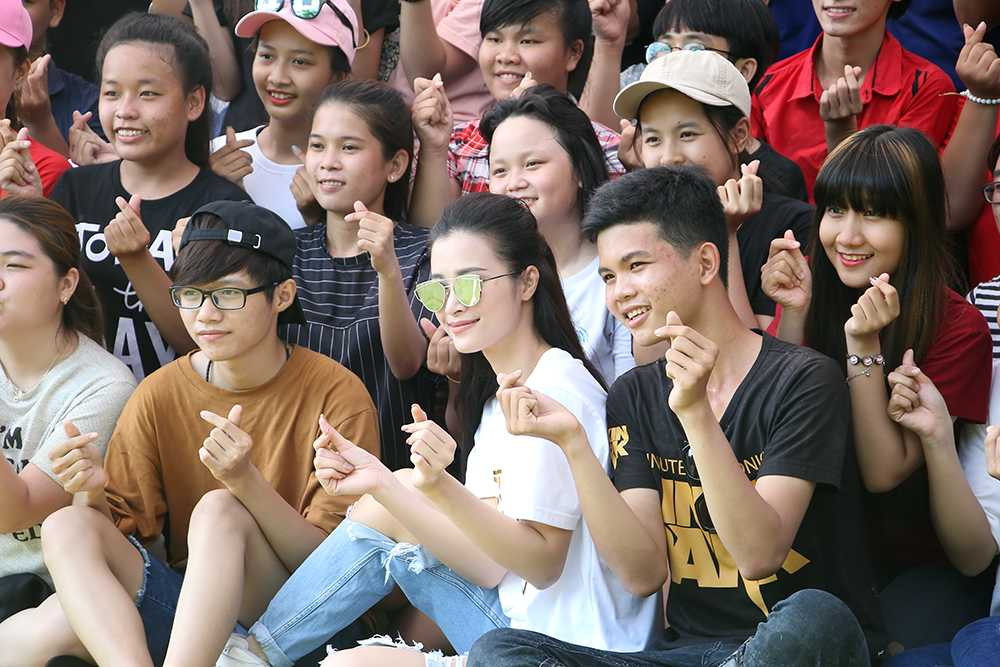Đông Nhi chơi đùa 'lăn xả' cùng fans ngày nghỉ lễ
