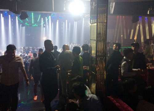 Đám đông nhốn nháo khi cảnh sát kiểm tra. Ảnh: Quốc Thắng.