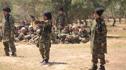 Một tay súng tập bắn trước sự quan sát của đồng đội Một tay súng tập bắn trước sự quan sát của đồng đội