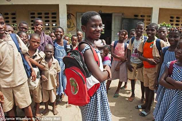 Trẻ em nghèo Bờ Biển Ngà nhận quà của Drogba