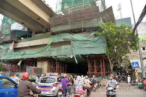 Khu vực công trình rơi thanh sắt vào người đi đường thường xuyên có rất đông người qua lại