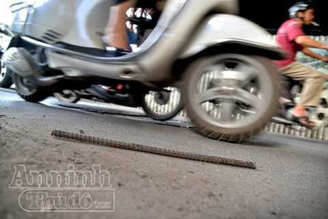 Thanh sắt rơi vào người đi đường có chiều dài khoảng 40 cm