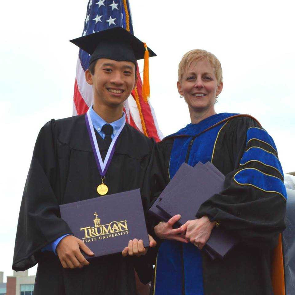 Mai Đức Anh chụp cùng cô hiệu trưởng