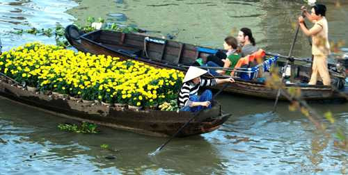 Khung cảnh buôn bán trên sông nước - một nét văn hóa rất đặc sắc ở vùng đồng bằng sông nước Cửu Long. Khung cảnh buôn bán trên sông nước - một nét văn hóa rất đặc sắc ở vùng đồng bằng sông nước Cửu Long.