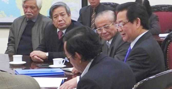 Từ phải sang: Thủ tướng Nguyễn Tấn Dũng trao đổi với các đại diện Hội Khoa học lịch sử VN là GS Phan Huy Lê, GS.TSKH Vũ Minh Giang, nhà sử học Dương Trung Quốc. Ảnh: Chung Hoàng