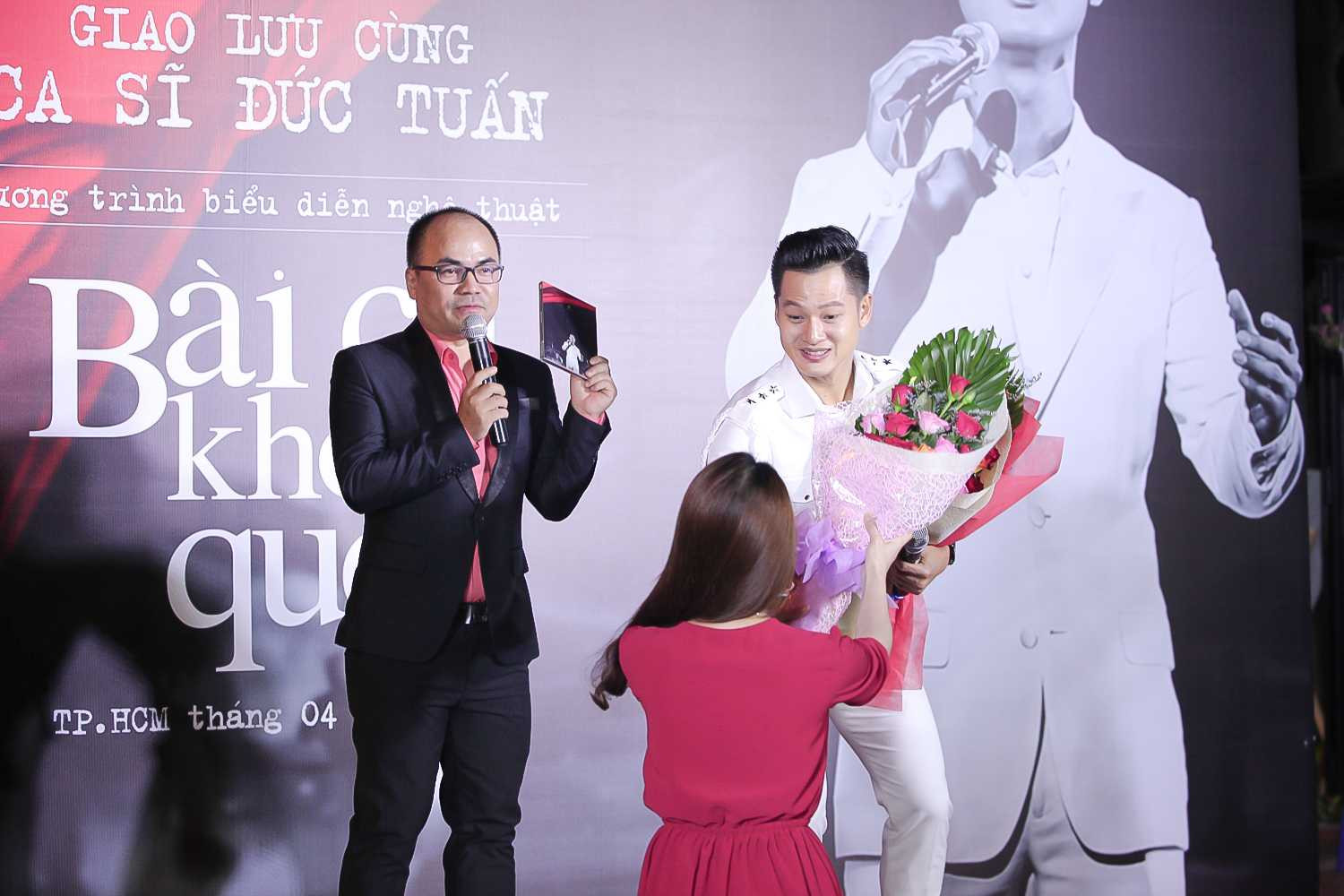 Đức Tuấn hát nhạc cách mạng, fan phấn khích reo hò